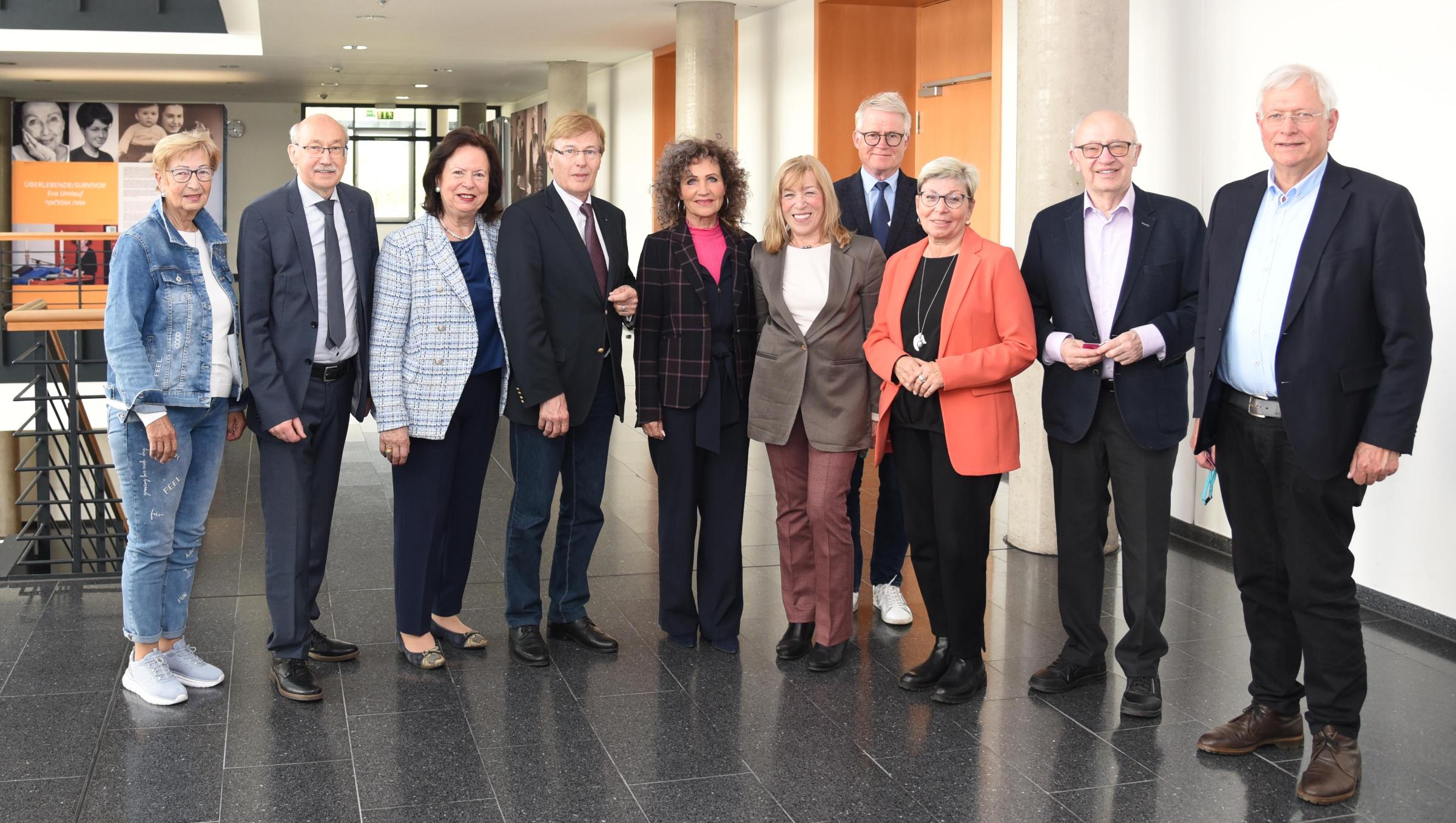 Der Vorstand der Vereinigung ehemaliger Mitglieder des Landtags NRW tauschte sich im Landtag Thüringen u.a. mit Landtagspräsidentin Birgit Pommer (Mitte) aus.