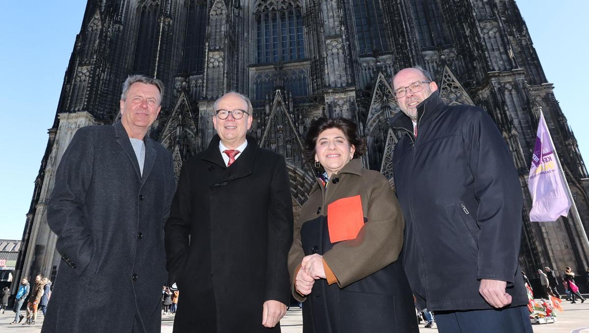 Das Präsidium vor dem Kölner Dom: Präsident André Kuper (2.v.l.), Vizepräsident Rainer Schmeltzer (r.), Vizepräsidentin Berivan Aymaz und Vizepräsident Christof Rasche. 