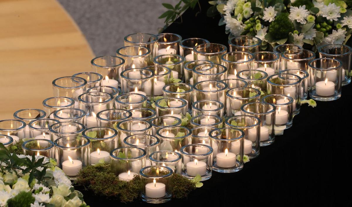 Bei einer Gedenkstunde im Landtag im vergangenen Jahr wurde für jedes Opfer der Flutkatastrophe eine Kerze im Plenarsaal entzündet.