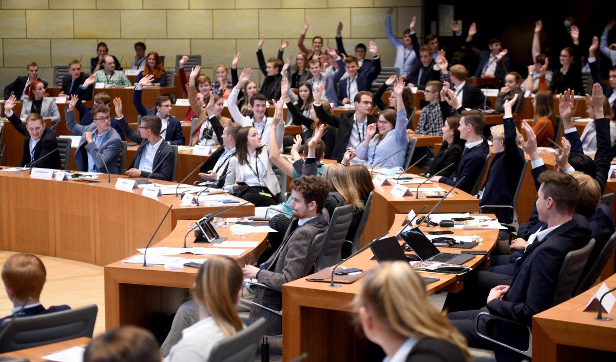 Die Teilnehmerinnen und Teilnehmer des Jugend-Landtags im Plenarsaal des Landesparlaments.