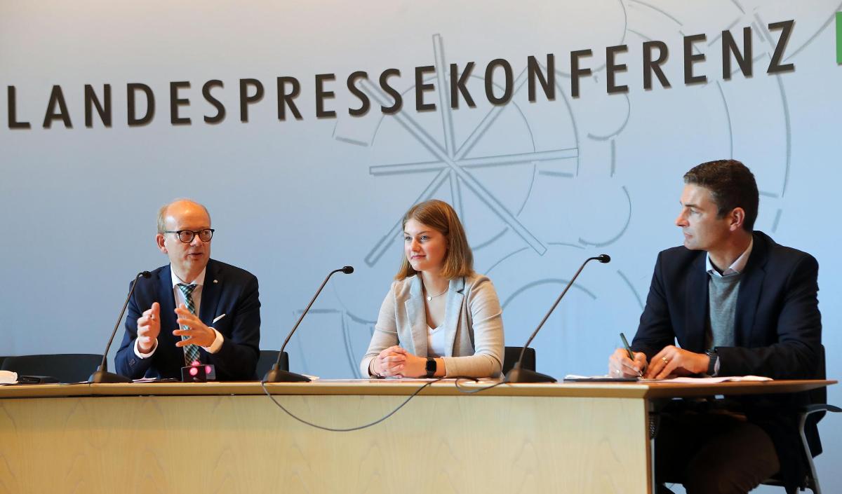 Jugend-Landtagspräsidentin Hannah Sellemerten (Mitte) und Landtagspräsident André Kuper (l.) stellten sich zum Beginn des 11. Jugendlandtags den Fragen der Presse.