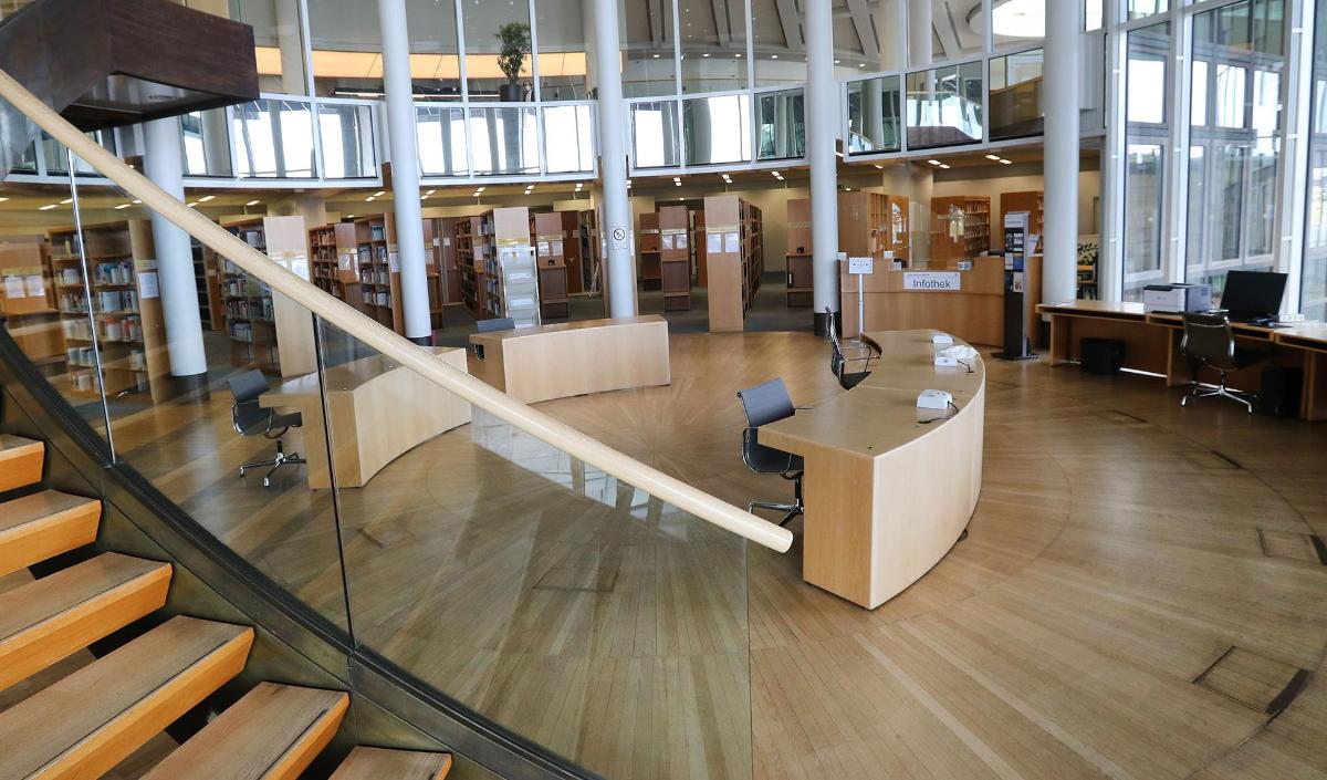 Der Lesesaal der Bibliothek befindet sich direkt unter dem Plenarsaal