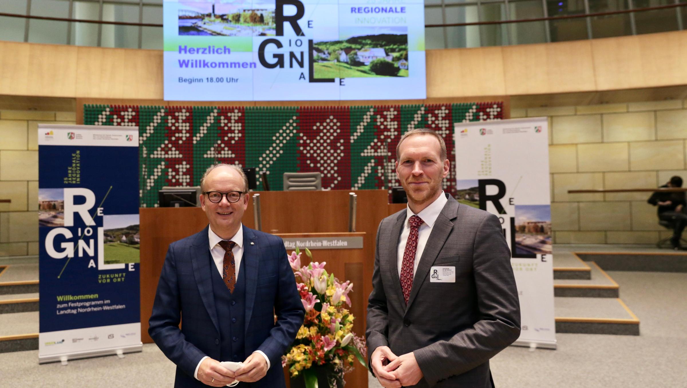 Landtagspräsident André Kuper und Dr. Jan Heinisch, Staatssekretär im Ministerium für Heimat, Kommunales, Bau und Gleichstellung begrüßten die Gäste im Plenarsaal.