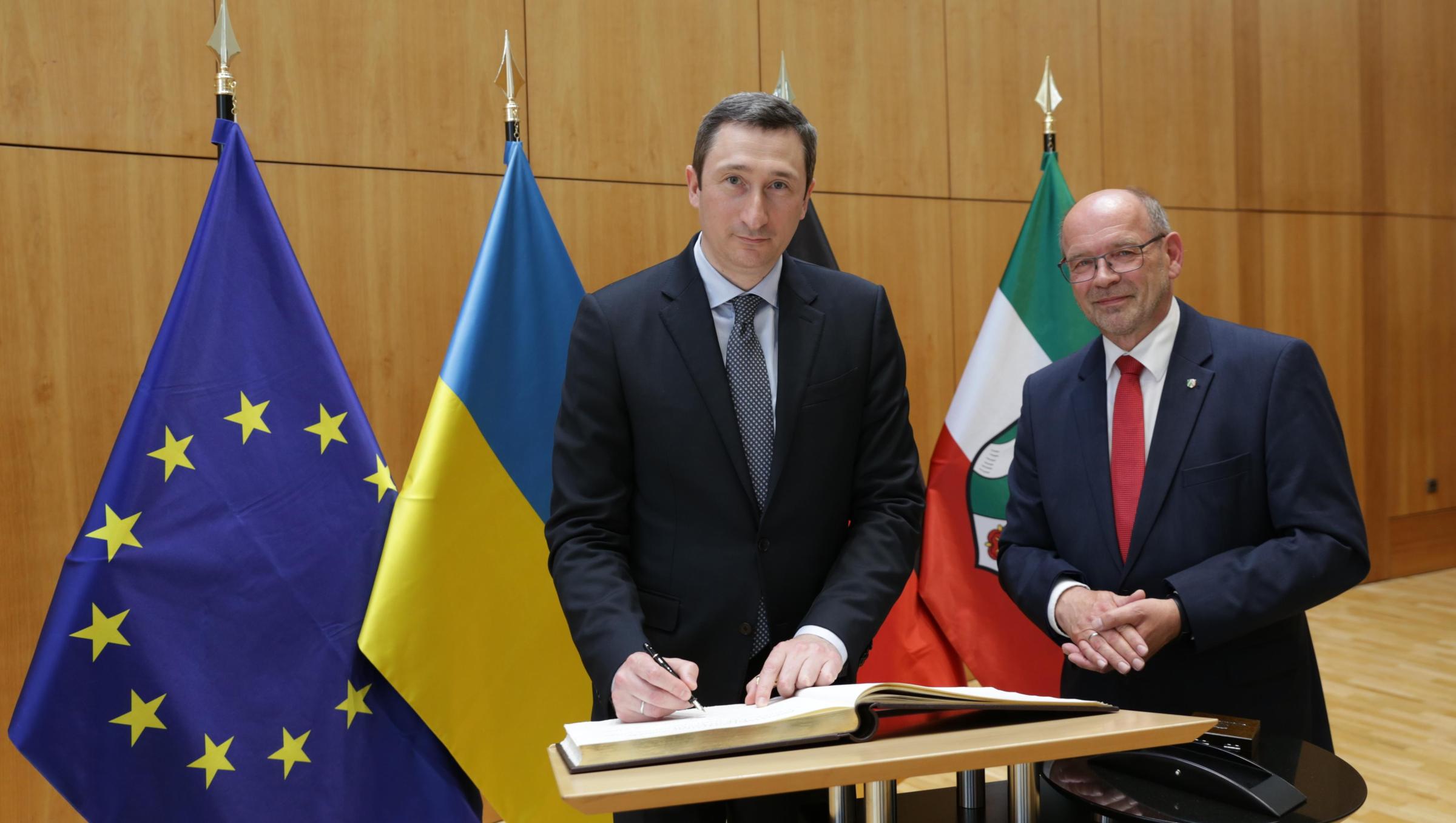 Minister Oleksij Tschernyschow trug sich in das Gästebuch des Landtags ein. Vizepräsident Rainer Schmeltzer begrüßte ihn im Parlament. 