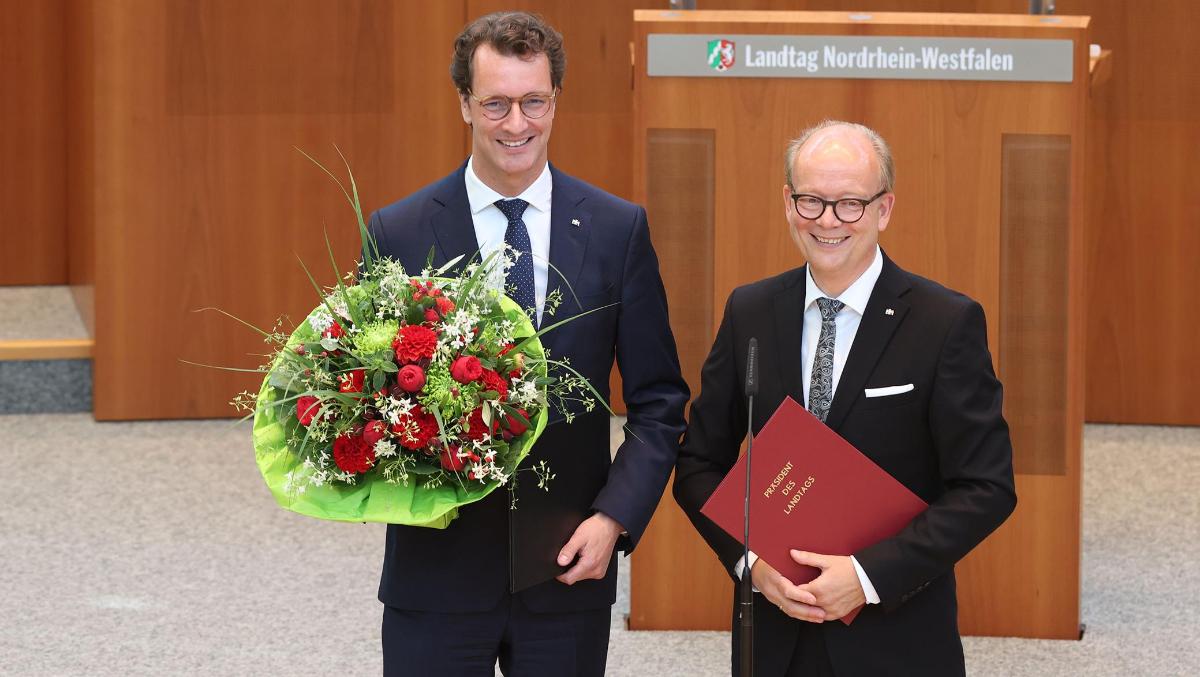 Landtagspräsident André Kuper (r.) mit Ministerpräsident Hendrik Wüst nach seiner Vereidigung.
