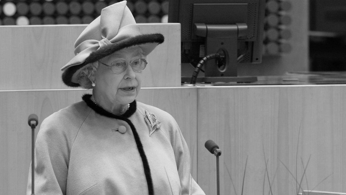 Königin Elizabeth II. 2004 im Plenarsaal des Landtags.