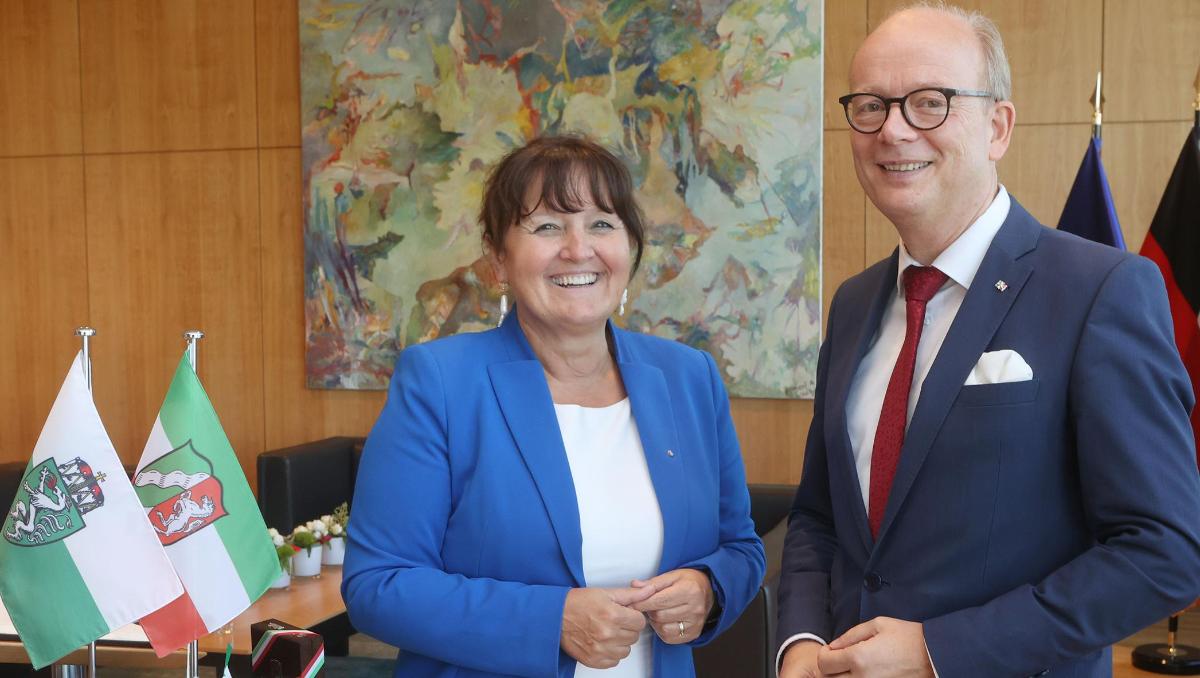 Manuela Khom, Präsidentin des Landtags der Steiermark, trug sich beim Empfang durch  André Kuper ins Gästebuch des  Landtags Nordrhein-Westfalen ein.
