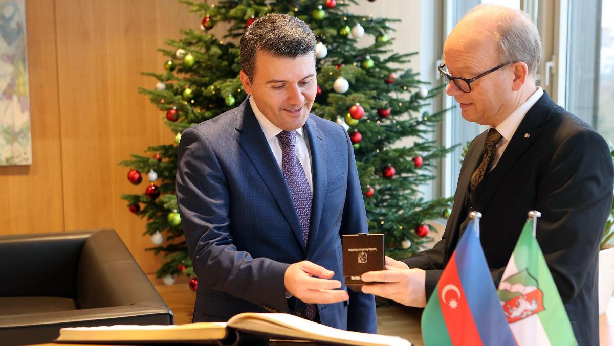 Landtagspräsident André Kuper hat Nasimi Aghayev, Botschafter der Republik Aserbaidschan empfangen. Beide tauschten Geschenke aus.