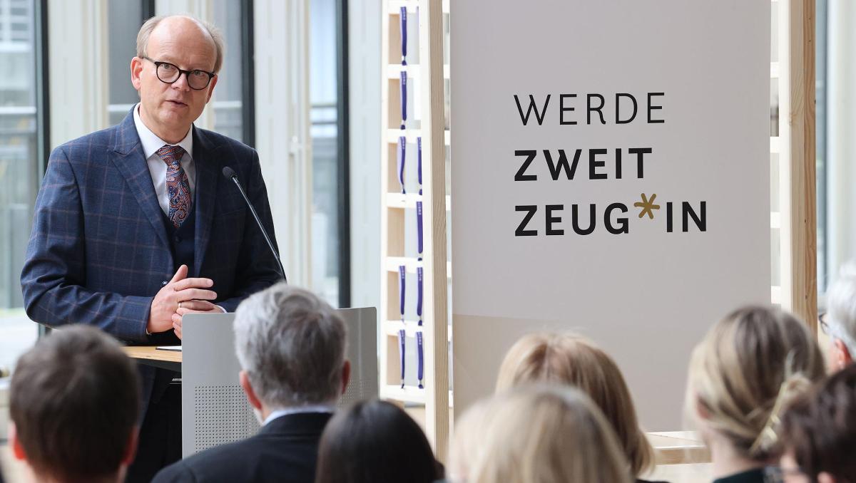 André Kuper, Präsident des Landtags Nordrhein-Westfalen, hat die Ausstellung eröffnet. 