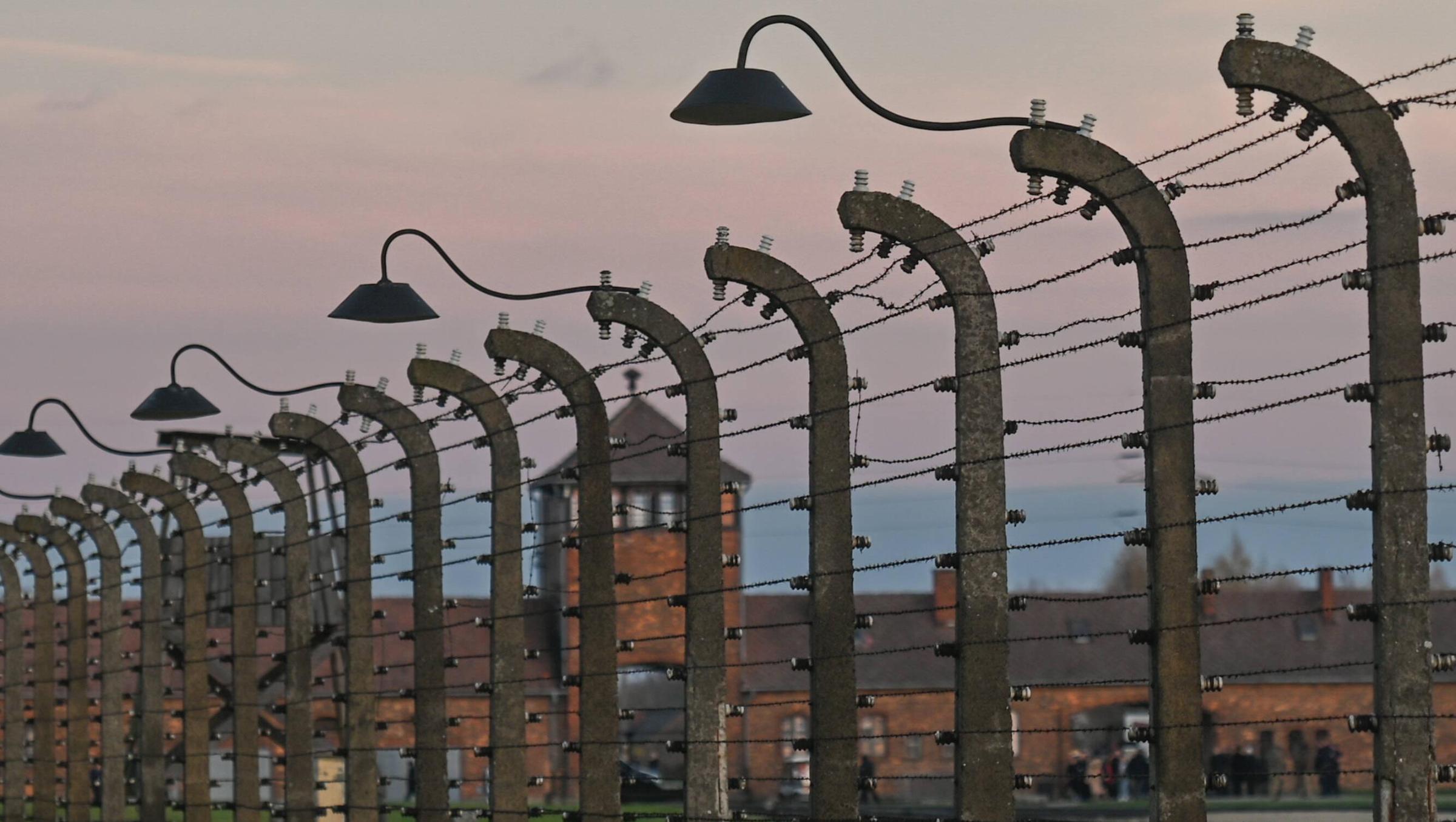Das Bild zeigt das Torhaus des Konzentrations- und Vernichtungslagers Auschwitz-Birkenau. Es wurde am 27. Januar 1945 von sowjetischen Soldaten befreit. 