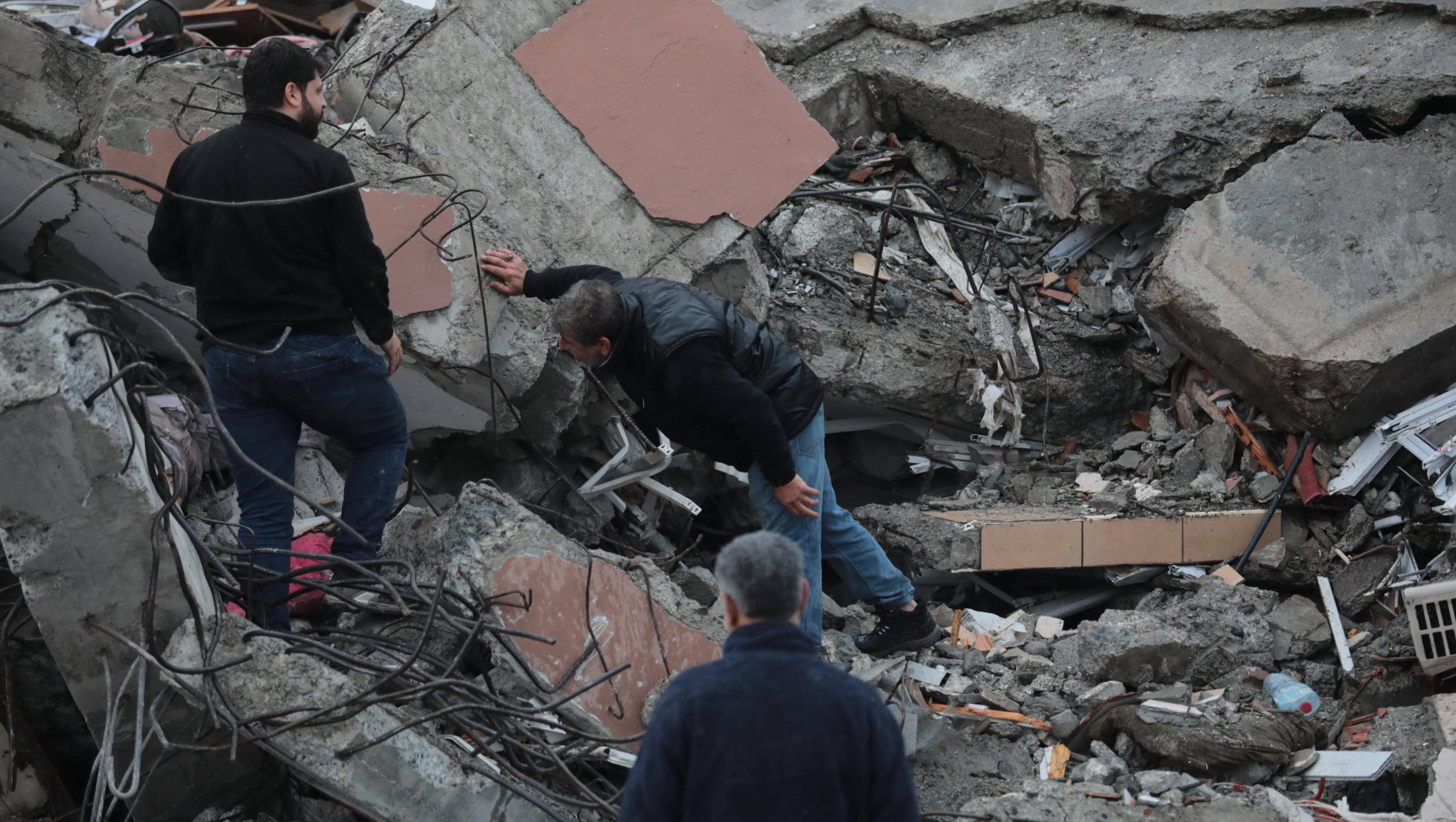 Im südtürkischen Iskenderun suchen Männer in einem zusammengestürzten Gebäude nach Überlebenden. Schwere Erdbeben hatten am 6. Februar 2023 die türkisch-syrische Grenzregion getroffen.