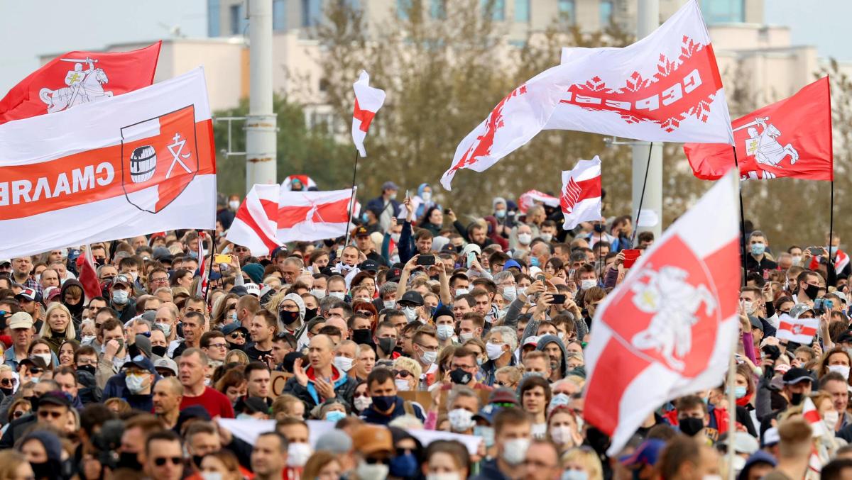 Massenproteste der Opposition in der belarussischen Hauptstadt Minsk am 4. Oktober 2020: Nach der Präsidentschaftswahl kam es zu heftigen Protesten und Streiks, die sich gegen die Ausrufung von Staatspräsident Lukaschenka als Sieger der Wahl richteten. Die Führung des Landes antwortete mit Festnahmen und massiver Polizeigewalt. 