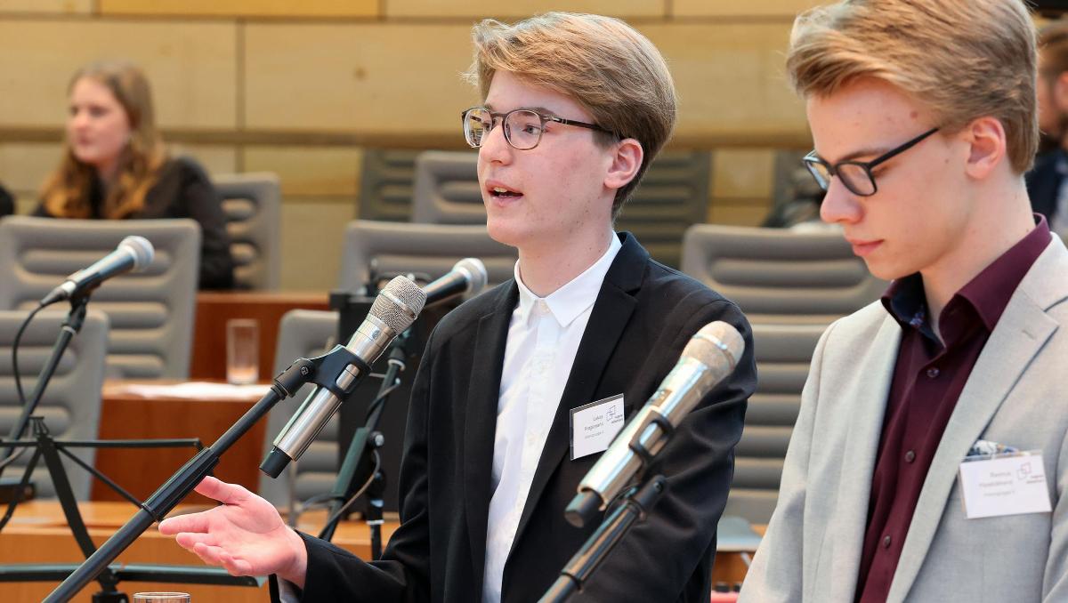 Lukas Fragemann (links) hat das Finale von Jugend debattiert gewonnen. 