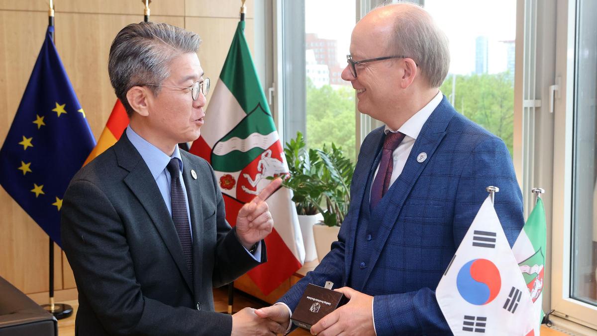 Botschafter Hong Kyun Kim mit André Kuper, Präsident des Landtags Nordrhein-Westfalen. 