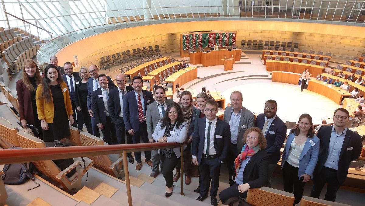 Die Delegation aus Abgeordneten von US-Parlamenten und deutschen Landtagen. 