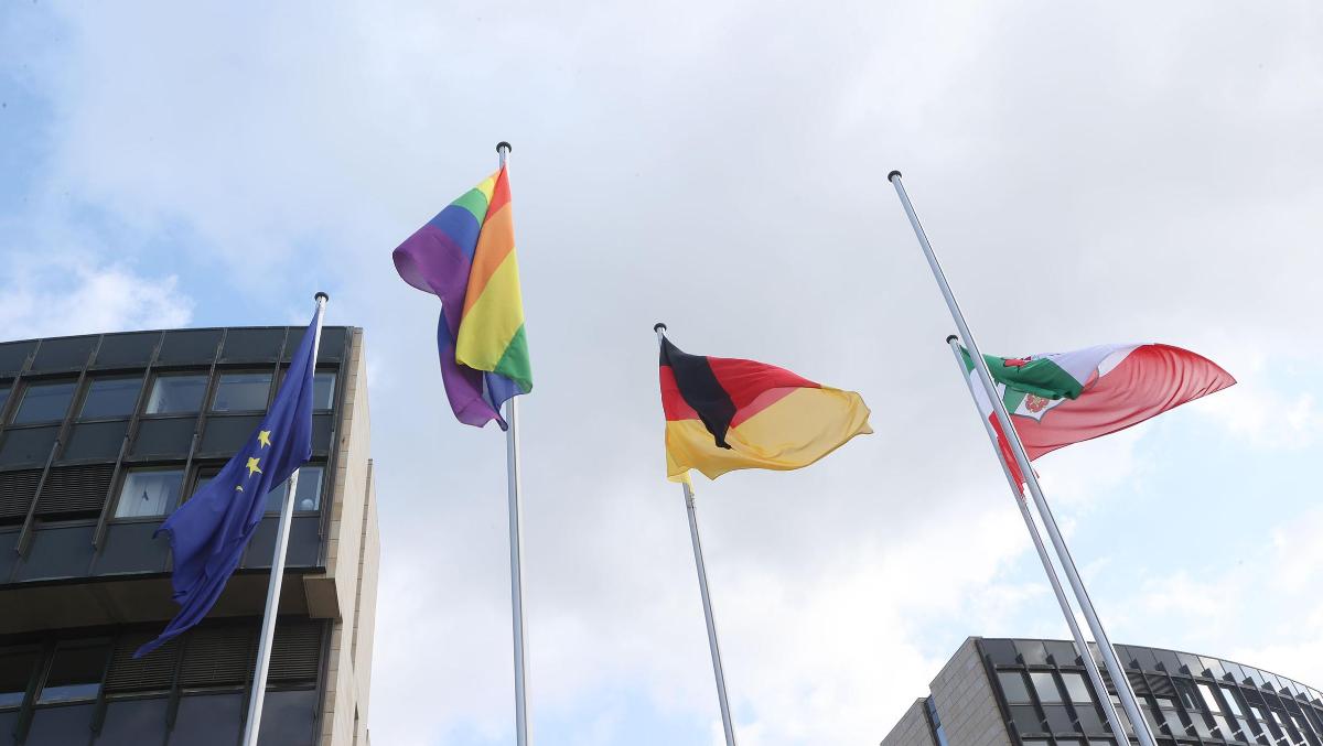 Die Regenbogenflagge weht anlässlich des heutigen Internationalen Tages gegen Homophobie vor dem Landtagsgebäude.