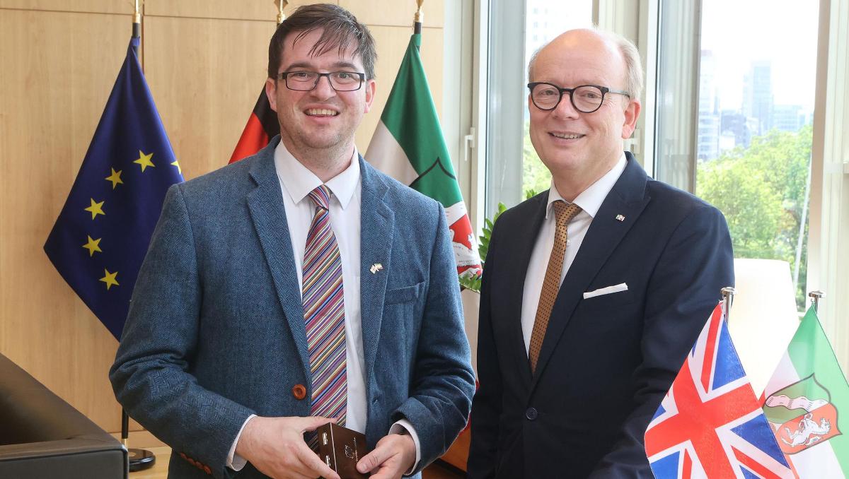 Landtagspräsident André Kuper empfing Nick Russell, den neuen britischen Generalkonsul Großbritanniens.
