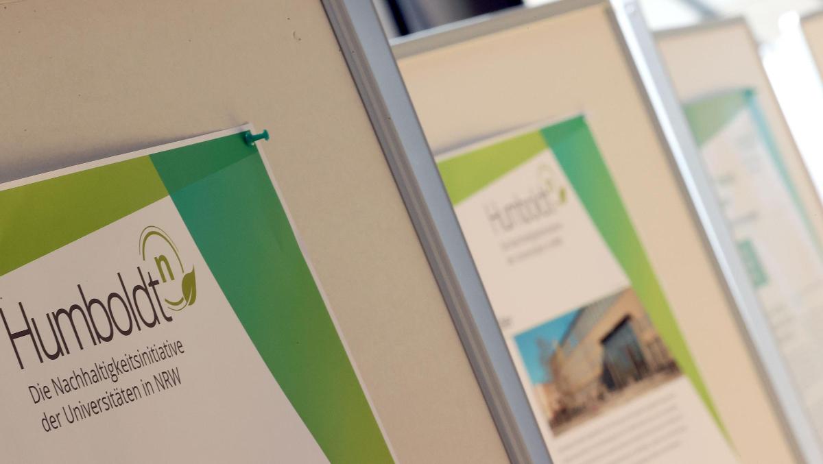 Im Landtag ist die Ausstellung "Humboldt hoch n fokussiert: under pressure. Nachhaltigkeit und ihre Spannungsfelder" zu sehen. 