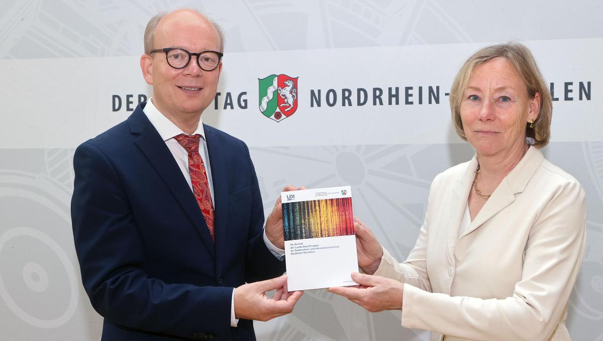Präsident André Kuper hat den Datenschutzbericht 2023 von Bettina Gayk, Landesbeauftragte für Datenschutz und Informationsfreiheit in Nordrhein-Westfalen, entgegengenommen.