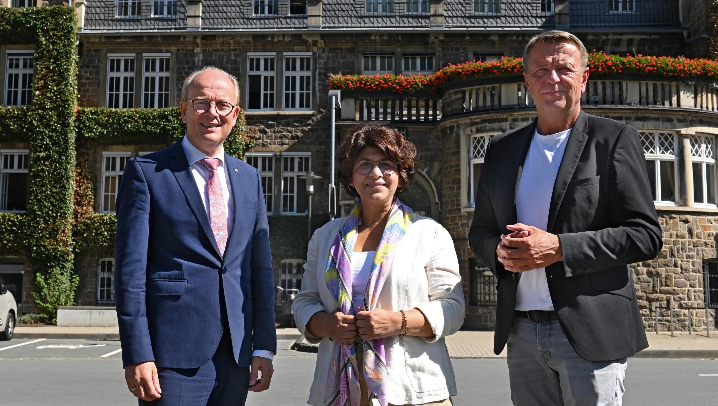 Der Präsident des Landtags, André Kuper,  Vizepräsidentin Berivan Aymaz und Vizepräsident Christof Rasche vor dem Rathaus der Stadt Werdohl.