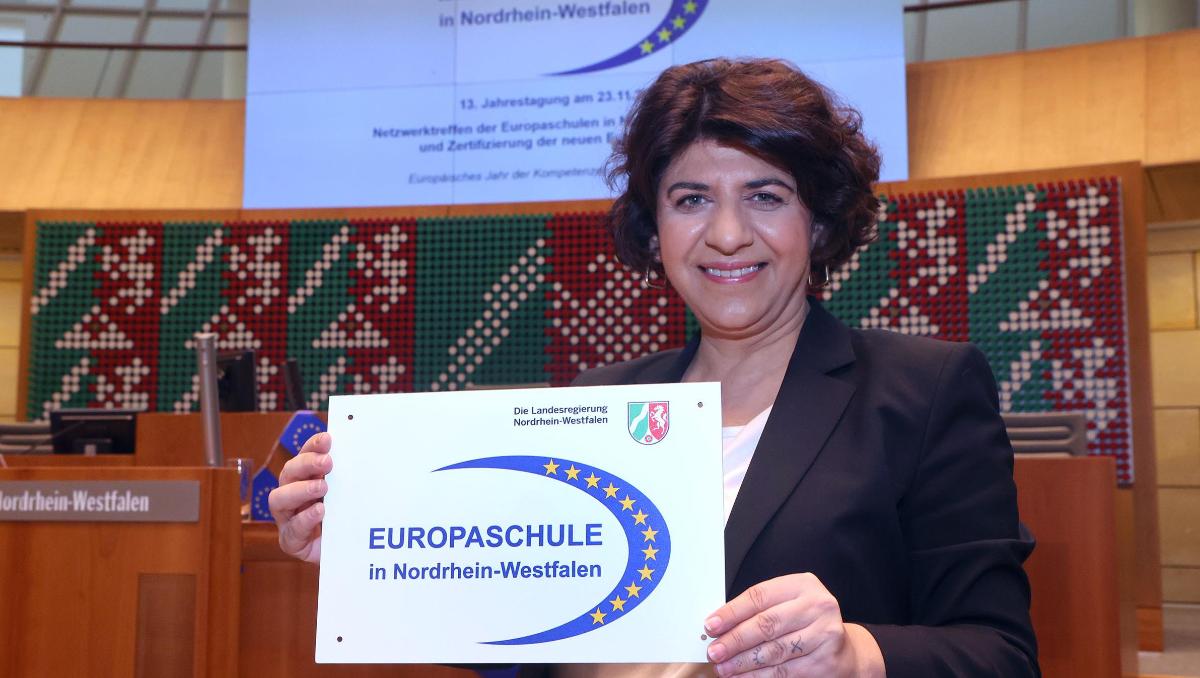Vizepräsidentin Berivan Aymaz eröffnete die Jahrestagung der Europaschulen im Plenarsaal. 