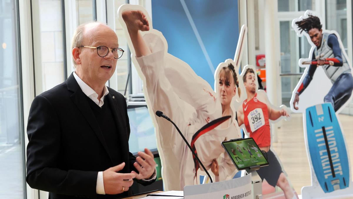 Der Präsident des Landtags, André Kuper, hat die Ausstellung „Toptalente“ eröffnet. 