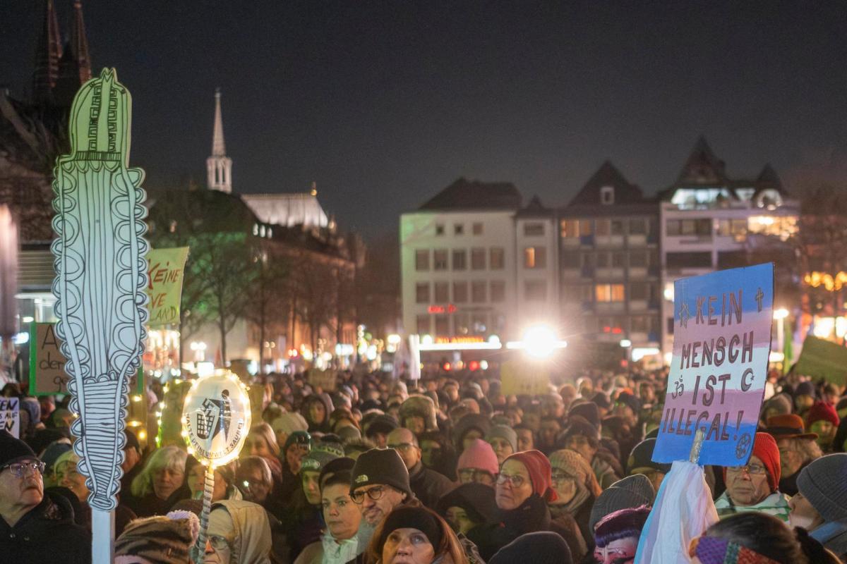 Rund 70.000 Menschen haben sich nach Angaben der Veranstalter am Sonntag, 21. Januar 2024, an der Deutzer Werft in Köln versammelt, um gegen Rechtsextremismus zu demonstrieren.